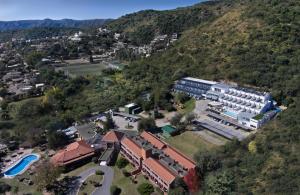 - une vue aérienne sur un complexe avec une montagne dans l'établissement Pinares Panorama Suites & Spa, à Villa Carlos Paz