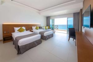 Gulta vai gultas numurā naktsmītnē Ramada by Wyndham Beach Hotel Ajman