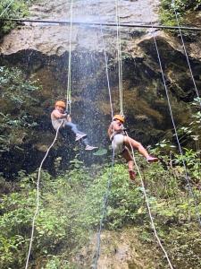 2 personnes sur une balançoire au-dessus d'une rivière dans l'établissement Prana, à San Gil