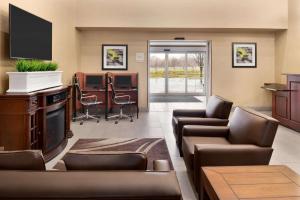 una sala d'attesa con divani e TV a schermo piatto di Hawthorn Extended Stay by Wyndham Oak Creek a Milwaukee