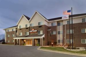 un hotel con una bandiera americana davanti di Hawthorn Extended Stay by Wyndham Oak Creek a Milwaukee