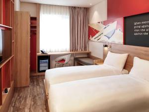 เตียงในห้องที่ Ibis Saigon Airport