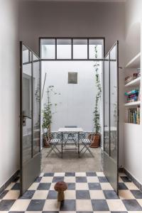 Habitación con mesa y suelo a cuadros en Riad Dar-tus, en Tánger