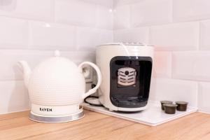 a toaster and a blender on a counter at Eco apartament Nałęczów in Nałęczów