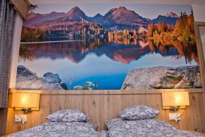 una camera da letto con un dipinto di un lago e di montagne di Pokoje Gościnne Kornelia a Biały Dunajec