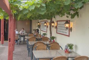 een restaurant met tafels en mensen aan tafel bij Alte Weinstube Burg Eltz in Treis-Karden