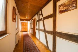 een hal van een huis met een houten plafond bij Alte Weinstube Burg Eltz in Treis-Karden