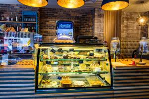 une caisse d'exposition dans une boulangerie avec des gâteaux et des pâtisseries dans l'établissement Antique Boutique Hotel, à Pavel Banya