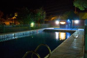 una piscina notturna con fontana di San Diego a La Falda