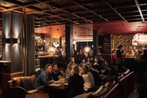 un gruppo di persone seduti ai tavoli in un ristorante di Kurhaus Lenzerheide a Lenzerheide