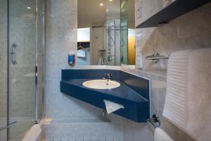 Holiday Inn Express Manchester - Salford Quays, an IHG Hotel tesisinde bir banyo