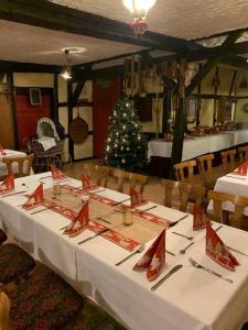 einen Tisch mit einem Weihnachtsbaum in einem Zimmer in der Unterkunft Gasthaus Zur Weintraube in Bad Langensalza