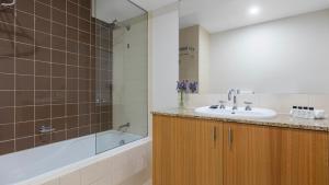 Баня в Oaks Melbourne on Market Hotel