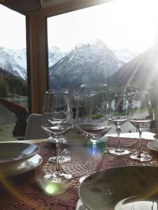 una mesa con copas de vino en una mesa con vistas en Chalet Vacanza, en Brand