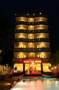 um edifício com piscina em frente a um edifício em Thao Ha Mui Ne Hotel em Mui Ne