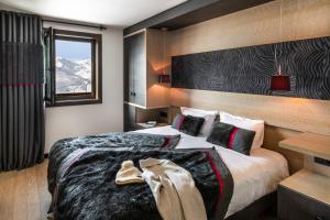 ein Hotelzimmer mit einem Bett und einem Fenster in der Unterkunft Residence Montana Plein Sud in Val Thorens