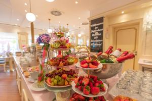 un buffet con molti piatti di frutta su un bancone di La Maison M a Westerland