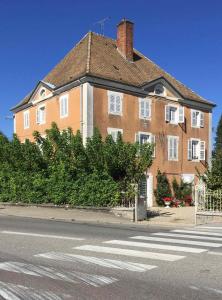 una grande casa su una strada con le strisce pedonali di EN VILLE À LA CAMPAGNE a Louhans