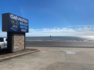 um sinal para um hotel de praia junto ao oceano em Galveston Beach Hotel em Galveston