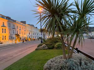 ulica z dwoma palmami po stronie drogi w obiekcie Elsinore Hotel Llandudno w mieście Llandudno