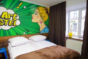 um quarto com uma cama com um quadro na parede em Pop Art Hostel Rynok Sq em Lviv