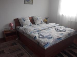 een bed met witte lakens en handdoeken erop bij Vila Madudu in Vălenii de Munte