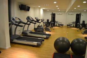 een fitnessruimte met diverse loopbanden en hometrainers bij Arenas del Mar in Punta del Este