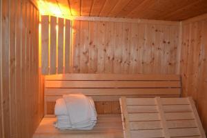 een houten sauna met twee witte handdoeken bij Arenas del Mar in Punta del Este