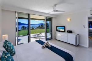 Televízia a/alebo spoločenská miestnosť v ubytovaní Hamilton Island Holiday Homes