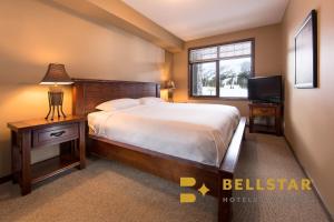 Cama ou camas em um quarto em Palliser Lodge — Bellstar Hotels & Resorts