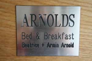 un cartello che dice che gli animali sono bagni bed and breakfast e andananaila di ARNOLDS Bed & Breakfast a Interlaken