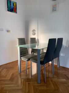 un tavolo da pranzo e sedie in camera di Apartman MADAPE a Sesvete