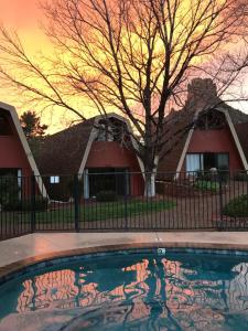 een huis met een boom en een zwembad bij Red Agave Resort in Sedona