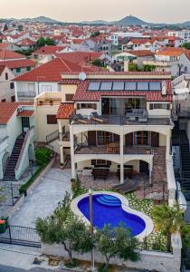 A piscina localizada em Nomad Luxury Villa ou nos arredores