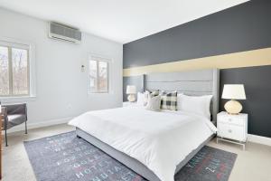 um quarto com uma grande cama branca e uma parede azul em Kasa Del Ray Alexandria em Alexandria