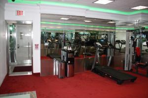 una palestra con tapis roulant e macchine in una stanza di Yonge Suites Furnished Apartments a Toronto