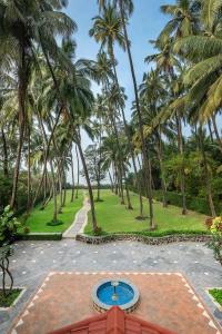 En trädgård utanför SaffronStays Thalassea, Alibaug - picturesque sea-facing villa with colonial decor