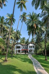 En trädgård utanför SaffronStays Thalassea, Alibaug - picturesque sea-facing villa with colonial decor