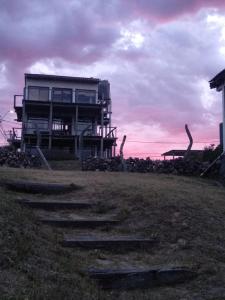 ein Gebäude mit einer Treppe vor einem Gebäude in der Unterkunft La Posada in Punta Del Diablo