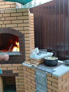 un horno de ladrillo con parrilla y sartén en Дом у моря, en Zatoka