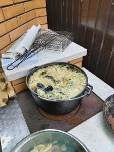 un gran plato de comida sentado en un mostrador con aasser en Дом у моря, en Zatoka