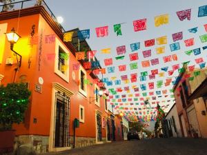 Eine Straße mit vielen Fahnen über einem Gebäude in der Unterkunft Hotel Cazomalli Oaxaca in Oaxaca de Juárez