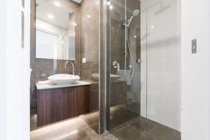 Bathroom sa Lvl 57 Skytower Breathtaking Views CBD Wifi Carpark by Stylish Stays