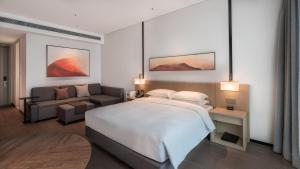 Tempat tidur dalam kamar di Hyatt Place Changsha Airport