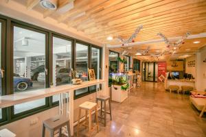 une salle avec un bar avec des tabourets et une salle de jeux dans l'établissement Fine Bed Hotel, à Nonthaburi