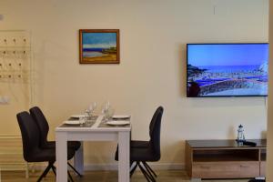 TV at/o entertainment center sa Apartment in Salou next to the beach for families,WIFI