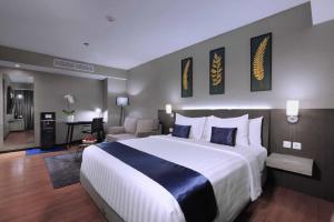 เตียงในห้องที่ Aston Inn Pandanaran