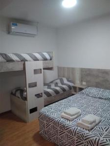 Giường trong phòng chung tại Departamento Estudio 3