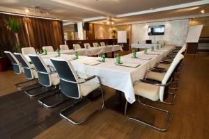 einen Konferenzraum mit einem langen Tisch und Stühlen in der Unterkunft Apart & Spa Zoned in Kopaonik