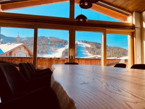 Una mesa en una habitación con vistas a la montaña en AlpinLodge Flachau, en Flachau